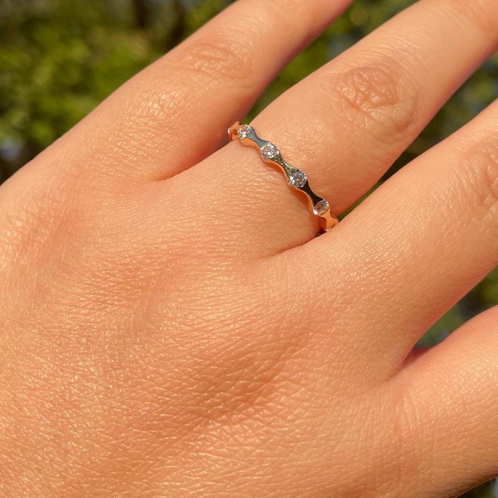 Embedded Sim-Diamond Eternity Band