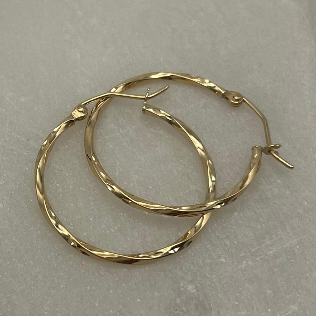 Twist Hoop